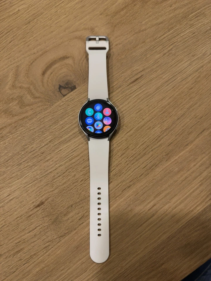 Samsung Galaxy Watch 5 44mm Aluminiumgehäuse-Silber mit Sportarmband in Weiß - Bild 2 von 4