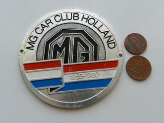 UN DISTINTIVO GRIGLIA/PARAURTI AUTO SMALTATO MG CAR CLUB OLANDA. 1955 1980.