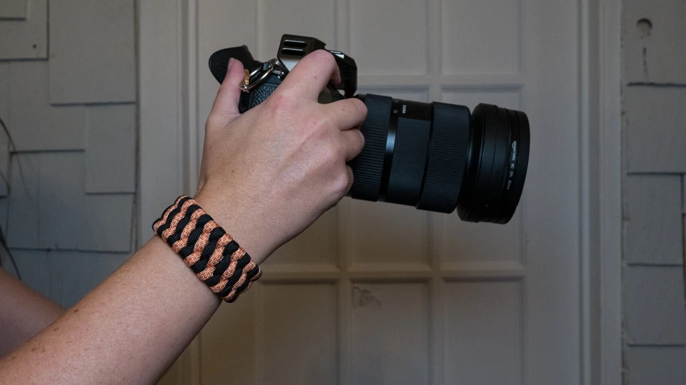 Correa Muñeca Cámara Personalizada + Llavero Gratis Hecho a Mano Negro y Naranja Claro Foto 4 de 4