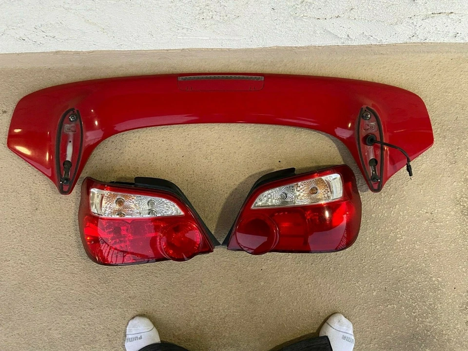 Luces traseras rojas Subaru Impreza WRX STI 2004-2005 JDM con alerón rojo Subaru OE Foto 2 de 4