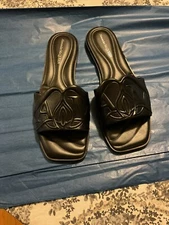 Alexander McQueen women 37  (7) M black logo embossed leather slide sandals