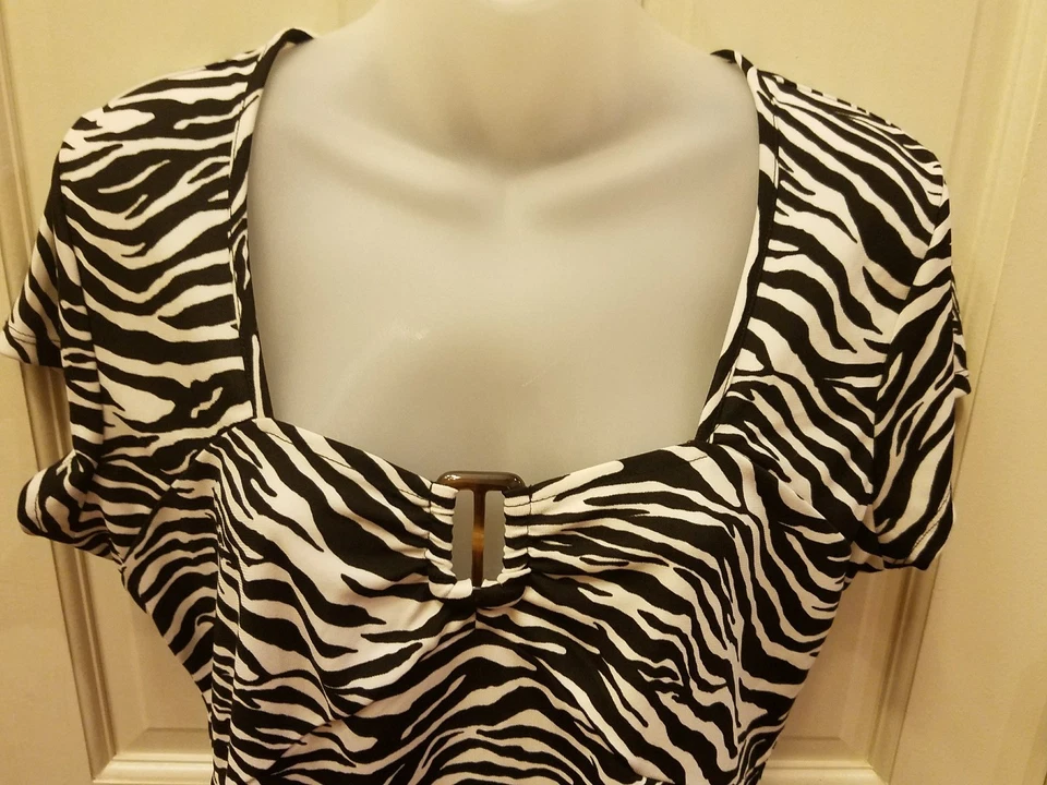 Черно-белая зебра Nine & Company квадратная с замочной скважиной вырезом на шее эластичная крупная - Изображение 3 из 4