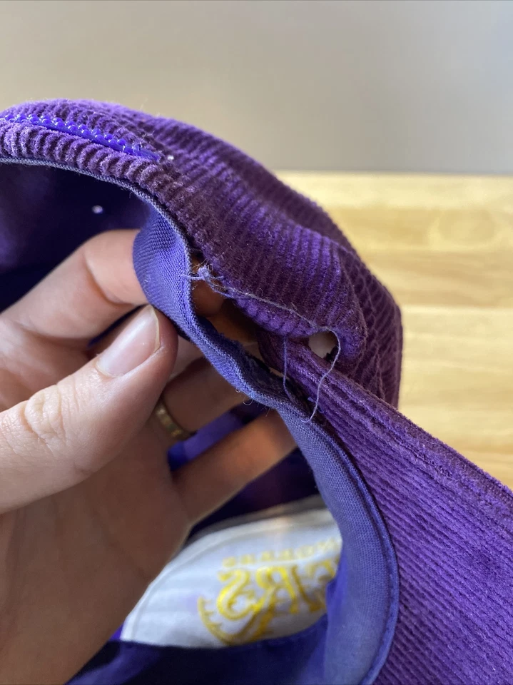 Gorra de pana con cordón de colección Sports Specialties Los Angeles Lakers “LEER” Foto 4 de 4