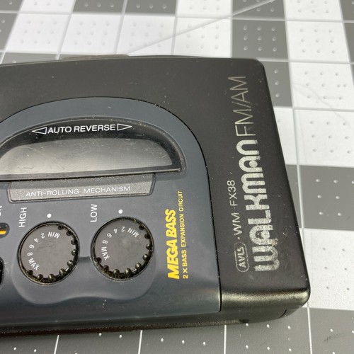 Walkman vintage Sony WM-FX38 radio AM/FM funziona ma audio scadente per ricambi/riparazione - Foto 3 di 12