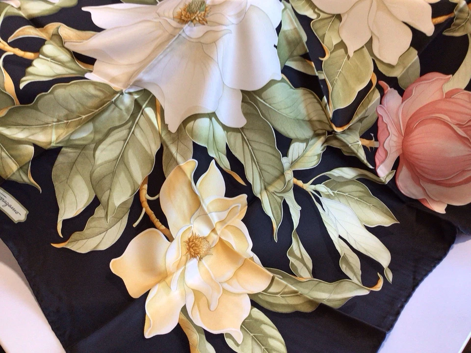 BUFANDA DE SEDA SALVATORE FERRAGAMO “Magnolia” (34” x 34”) NUEVA Foto 2 de 4