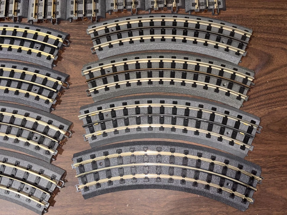 Lot of 30 MTH Solid Rail RealTrax 22 sections 031 curves & 8 sections 10" - Image 3 of 4