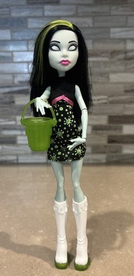 MONSTER HIGH DOLL GHOUL FAIR  SCARAH SCREAMS   MATTEL WITH BOOTS AND BUCKET