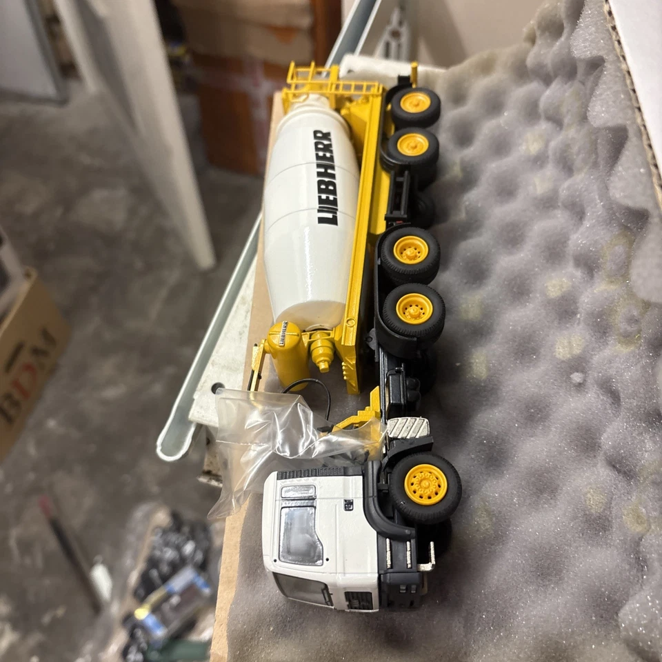 Mezclador de camión Liebherr HTM 1204 MB 1:50 Foto 2 de 4