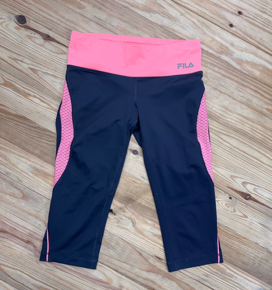 Pantalone da allenamento Fila Sport Small Capris grigio scuro con righe accento rosa
