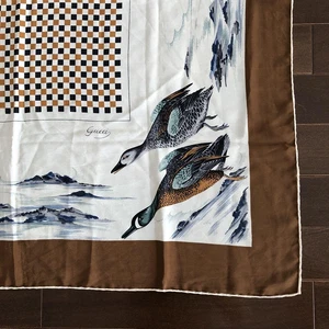 GUCCI Foulard vintage canard cube 100% soie unisexe marron blanc occasion mode