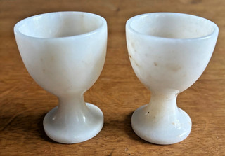 2er Set Vintage Marmor Eierbecher – Massiver Naturstein – Handarbeit – Weiß/Beig
