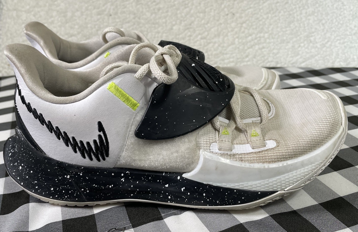 SAOLA Nike Kyrie Low 3 Sneakers Uomo Tg 8 Bianco Nero Scarpe Basket Cw6228 101