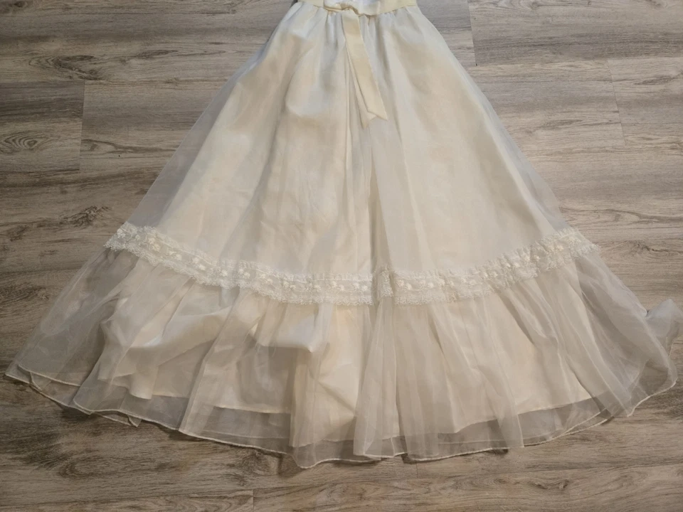 Vestido Nadine Vintage Anos 70 Tamanho P Creme Marfim Babado Baile de Formatura/Casamento Renda ILGWU  - Imagem 3 de 4