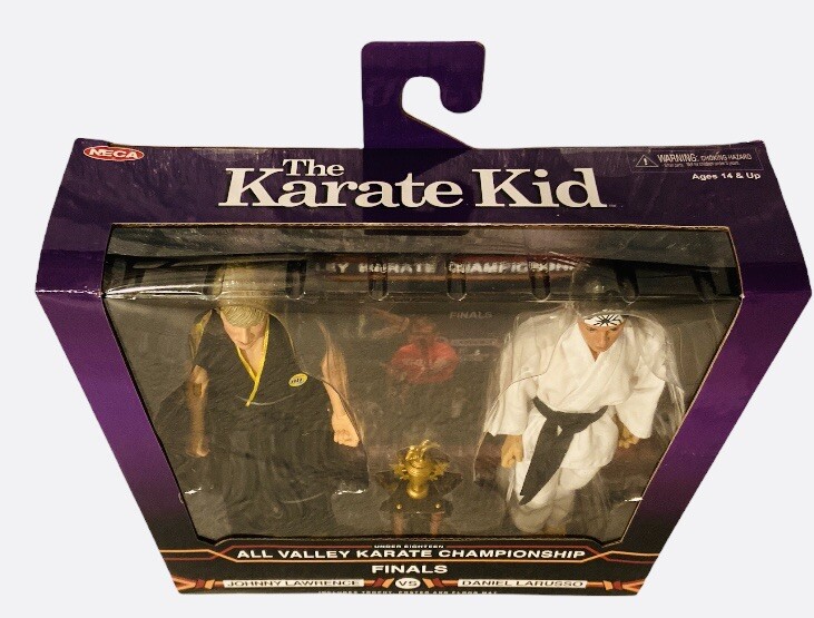 Neca The Karate Kid 1984, 2 Action Figure Torneo Da 20 Cm Con Trofeo E Poster, Collezione - 4