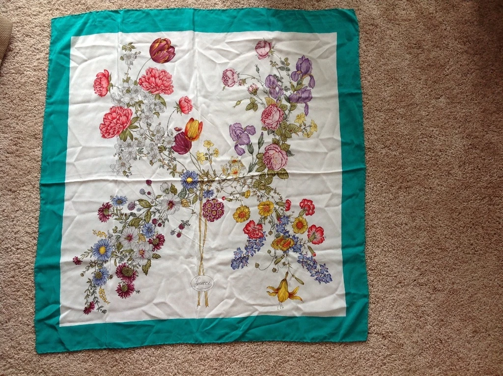 Écharpe en soie authentique Gucci d'occasion avec design floral