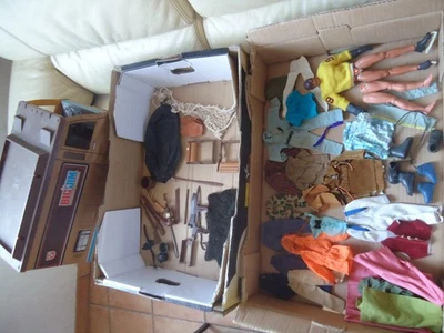 LOT Vintage Mattel Big Jim Sports Camper Hockey Vetements accessoires action joe - Photo 1/4