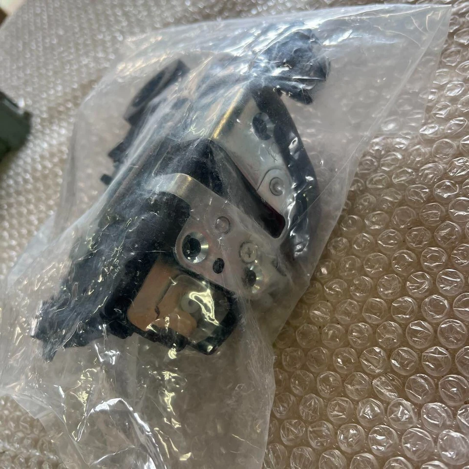 Conjunto de cerradura de puerta delantera genuina Toyota Lexus CT200h ES200 con motor diestro 69030-42210 Foto 3 de 4