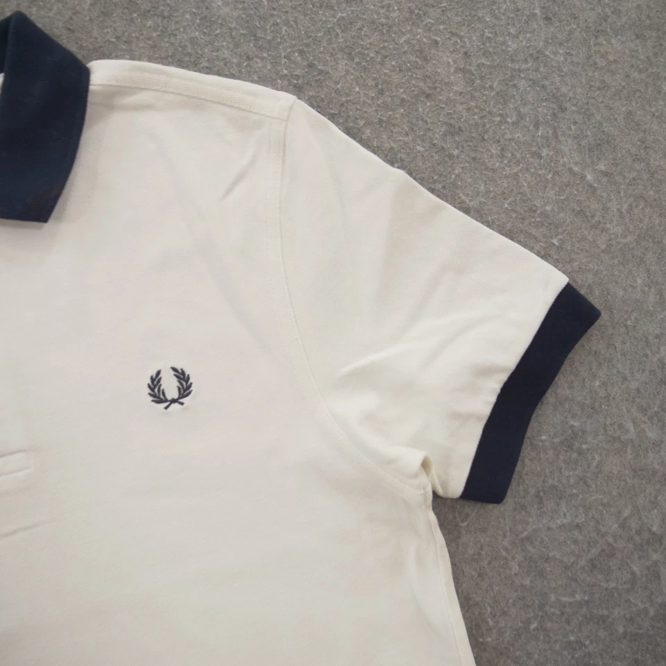 Camisa Polo Fred Perry Para Hombre Pequeña Blanca Logo Piqué Borde en Contraste Manga Corta Foto 3 de 4