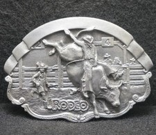 XB11129 NOS VINTAGE 1981 RODEO COWBOY RIDING BULL WESTERN MENS BELT BUCKLE