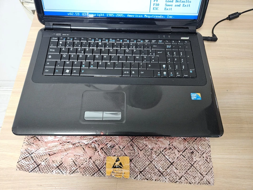 ASUS X70IJ 17.3" Laptop - Intel Core 2 Duo - 4GB Ram - No Storage - Image 2 of 4