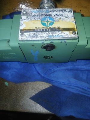 Sperry Vickers directional valve model DG4S4-0133C-W-B-50