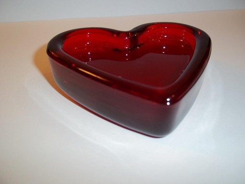 Mosser Glass Ruby Red Heart Shaped Paperweight Valentine's Day Made In USA - Picture 3 of 3