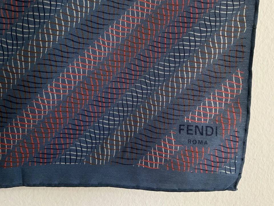 "Bufanda azul seda pura FENDI con patrón geométrico ondulado enrollada a mano 34""/33"" EC" Foto 4 de 4
