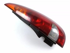Feu arrière Nissan TINO