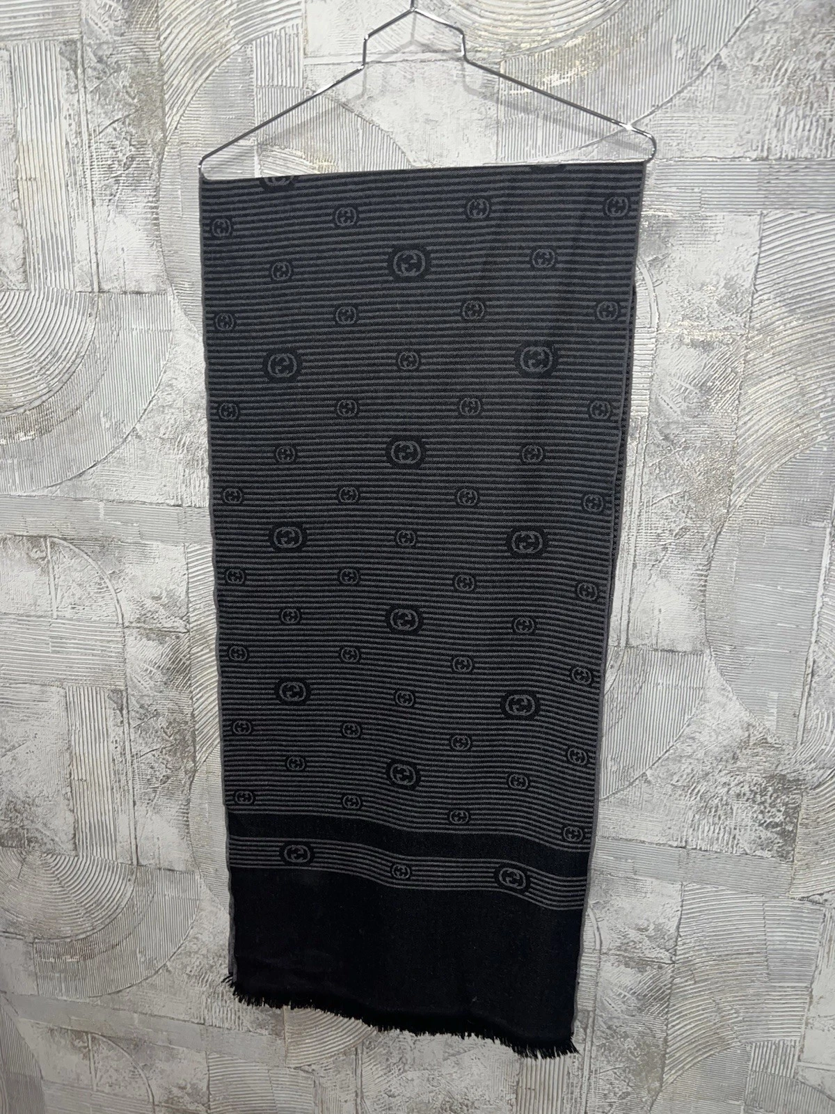 FOULARD GUCCI 100% AUTHENTIQUE HOMME/FEMME LAINE 2 TONS NOIR/GRIS MONOGRAMME