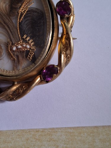 VICTORIAN MOURNING BROOCH, AMETHYST JEWELS IN GOLD METAL (PINCHBECK?) - Picture 7 of 10