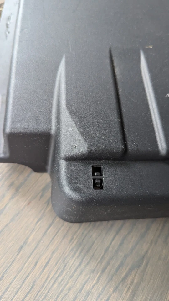 Cubierta amplificador audio Toyota Prius V 86183-47080 2012 2013 2014 2015 2016 2017 Foto 3 de 4