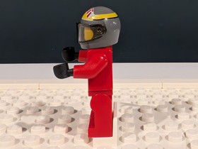 LEGO Star Wars B-Wing Pilot (Yellow Head & Red Flight Suit) - SW0032