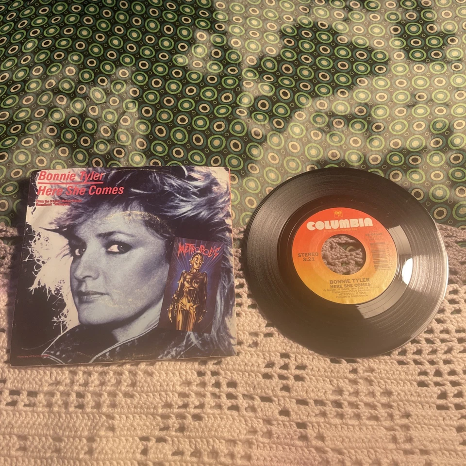 “Here She Comes / Obsession” Bonnie Tyler 7” Vinyl (1984) ft. in “Metropolis.” Foto 3 de 4