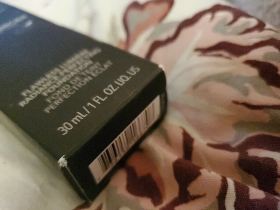 Laura Mercier Flawless Lumiere Radiance Perfecting Foundation - 2N2 Linen - Image 3 of 4