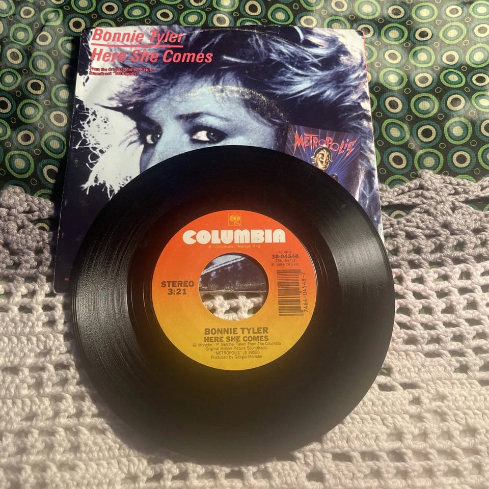 “Here She Comes / Obsession” Bonnie Tyler 7” Vinyl (1984) ft. in “Metropolis.” Foto 4 de 4