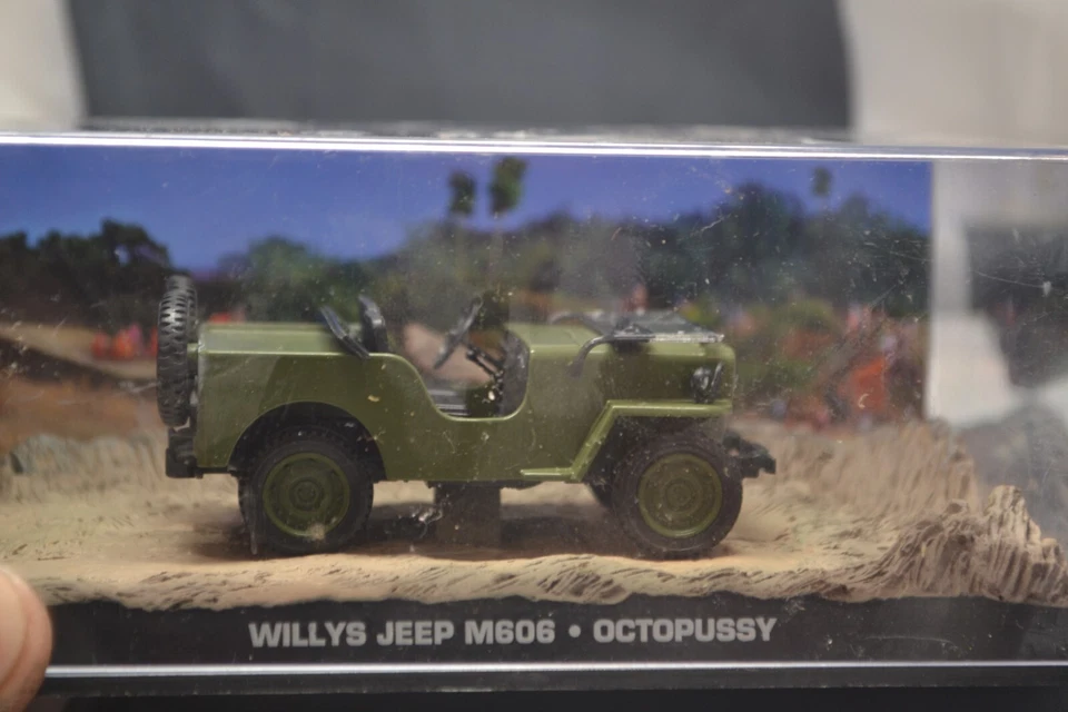 EAGLEMOSS / UH - james bond 007 - WILLYS JEEP M606 - 1/43 SCALE MODEL CAR - 46 - Image 2 of 4