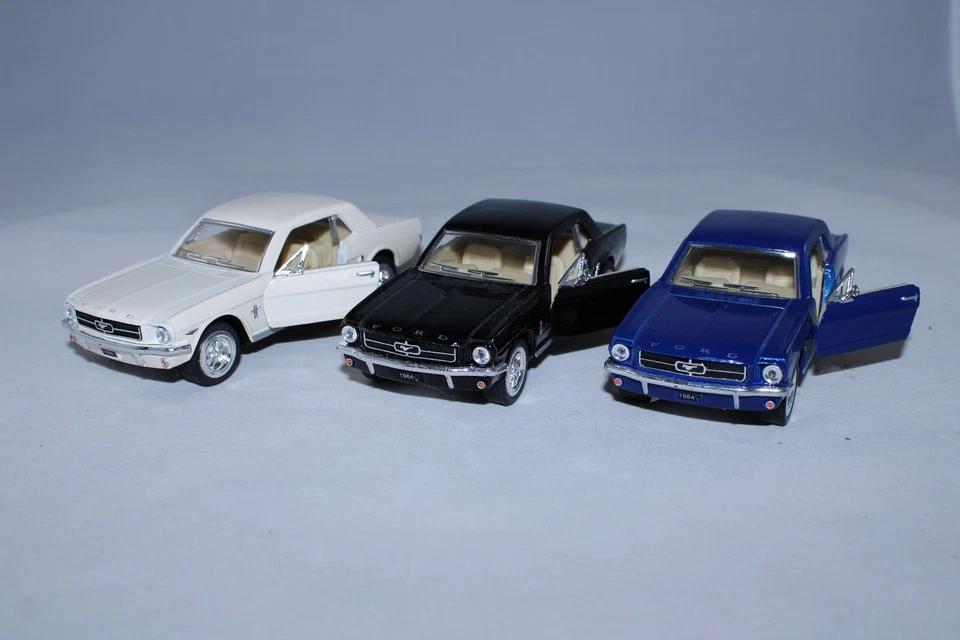 Lot of 3 1964 Ford Mustang Diecast Model Cars 1:32 White, Black, Blue Open D. - Image 4 of 4