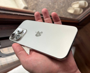 Apple iPhone 16 Pro Max Grau 256GB iOS Dreifach-Kamera Gebraucht