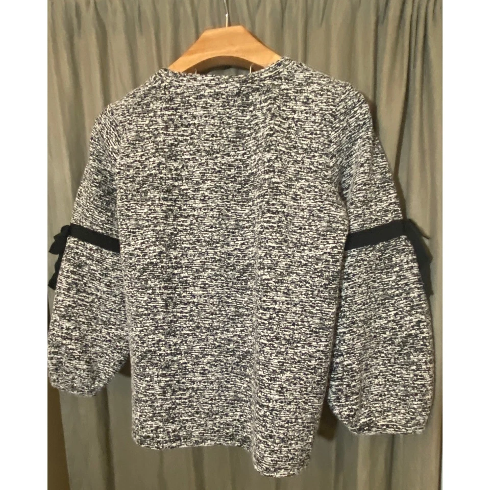 Suéter para mujer Karl Lagerfeld Paris negro blanco tejido texturizado manga lazo Foto 2 de 4