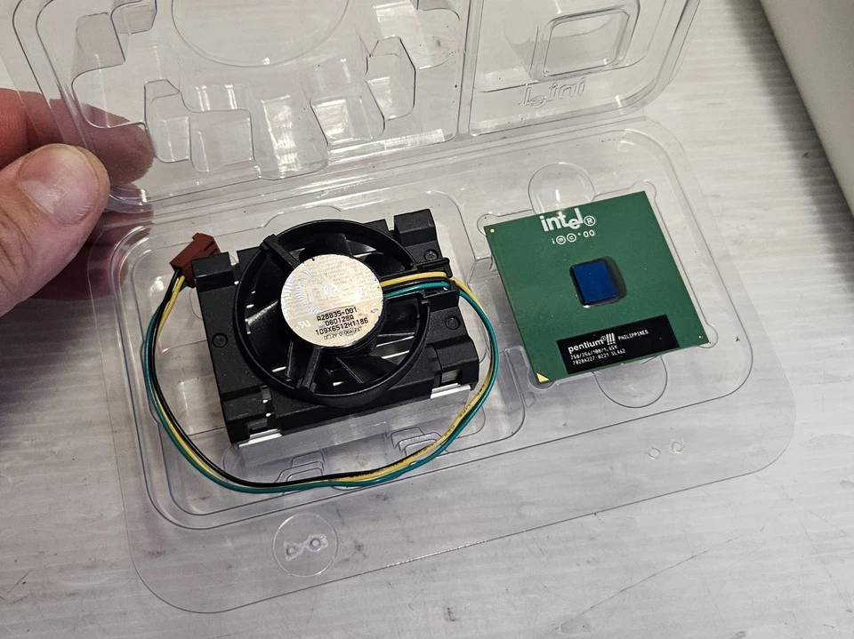 Intel Pentium III 750MHz Coppermine, SL462, Socket 370, With Original Box & FAN - Image 2 of 4