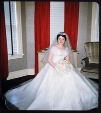 Bride holding flower bouquet - 1960s WEDDING Stereo Realist 3D slide #1244