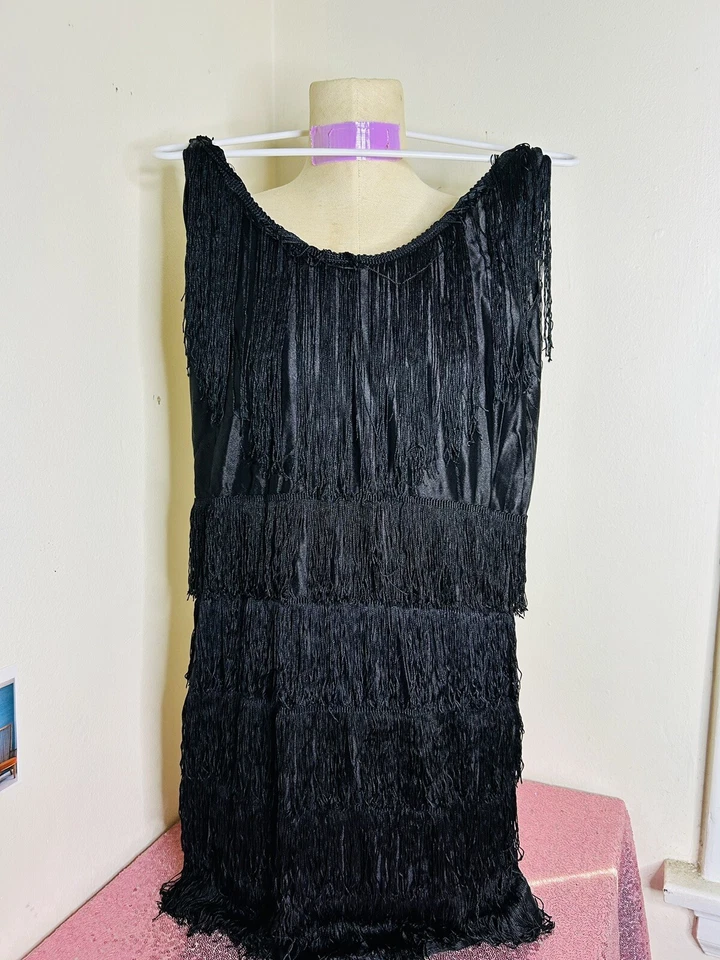 Disfraces de California: Disfraz de aleta ligeramente usado adulto pequeño: peluca roja incluida Foto 2 de 4