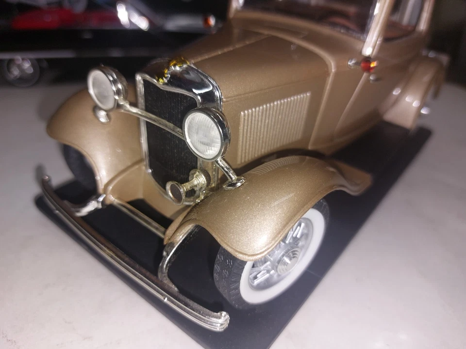 1932 Ford 3 Window Coupe Gold 1/18 Diecast Model Car Road Signature - Изображение 4 из 4