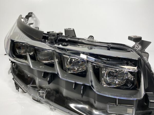 k*u様 プリウス　ZVW52 ヘッドランプ 81185-47561 k*u様 プリウス ZVW52 ヘッドランプ 81185-47561 - メルカリ