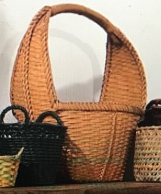 LARGE BEAUTIFUL VINTAGE 1970s WOVEN FRUIT GATHERING BASKET WITH CURVED HANDLE