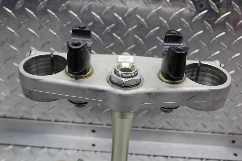 2003 HONDA CRF450R ПЕРЕДНИЕ ВИЛКИ ЗАЖИМ ВЕРХНИЙ НИЖНИЙ ТРОЙНОЙ ДЕРЕВО 53219-KZ3-J40 - Изображение 4 из 4