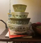 New ListingPyrex Spring Blossom 4pc Mixing Bowl Set Green/White Flower  1972