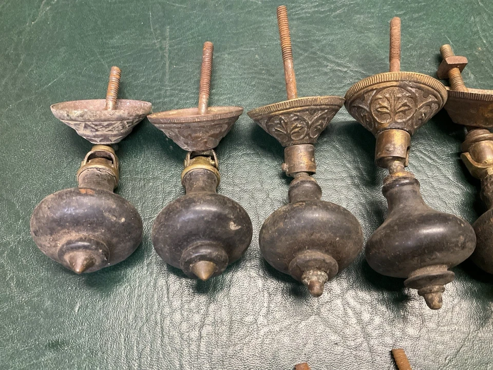 批量 20 + 维多利亚式 Eastlake 乌木和黄铜撕裂抽屉拉手 ~ 救援 — 第 2/4 张图片