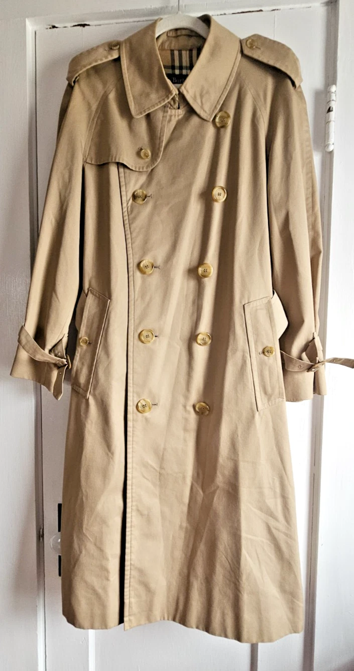 Burberry — Vtg Burberrys.London Mens 46R double breasted epaulettes belted trench coat