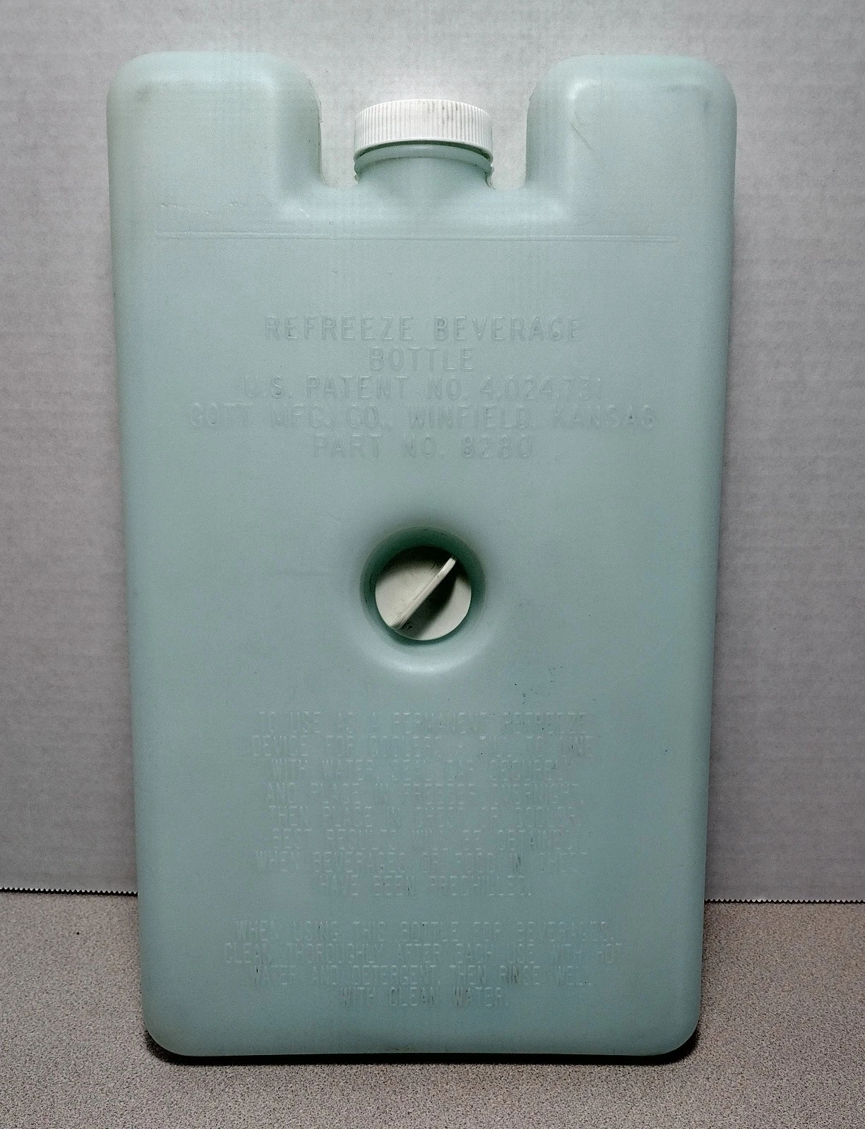 Gott 8280 Refreeze Beverage Bottle Screw Mount Abt 7x12x1.75” Cooler